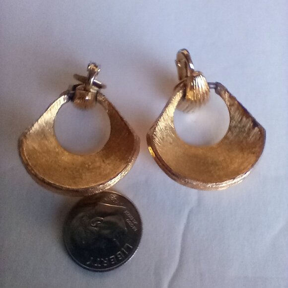 Vintage Trifari Clip On Earrings - Picture 2 of 3